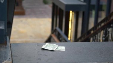 Sokak zemininde bir dolar nakit bıraktı. .