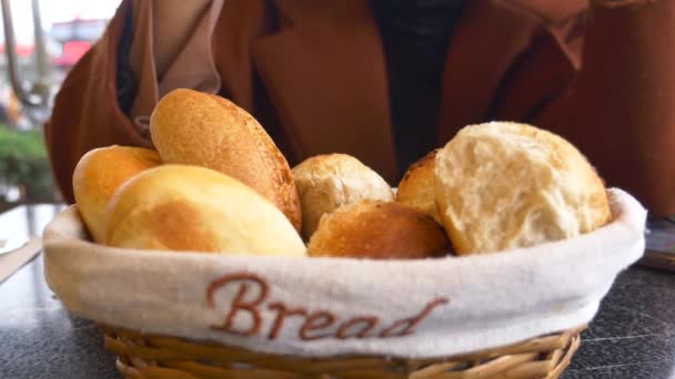 女人手在桌上挑烤面包 — 图库视频影像