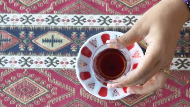 Κορυφή Άποψη Του Χεριού Πάρει Παραδοσιακά Τούρκικο Τσάι — Αρχείο Βίντεο