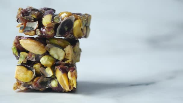 テーブルの上のチョコレートとピスタチオのタンパク質バー — ストック動画