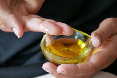 Kadınlar zeytin yağı kullanır. .