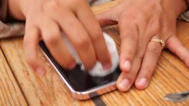 Adam el temizleme cep telefonu görüntüsü