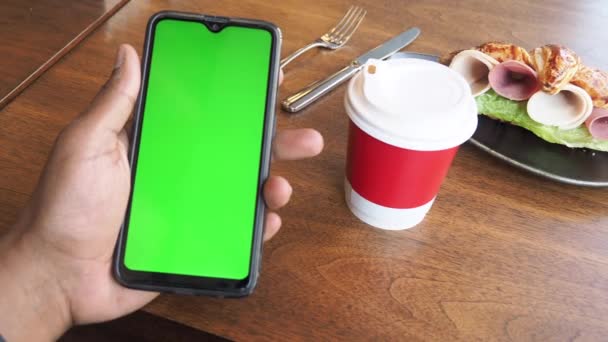 Teléfono Inteligente Con Pantalla Verde Taza Café Mesa — Vídeo de stock