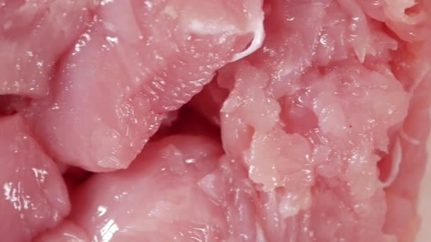 Сырое Мясо Курицы Тарелке Белом Фоне — стоковое видео