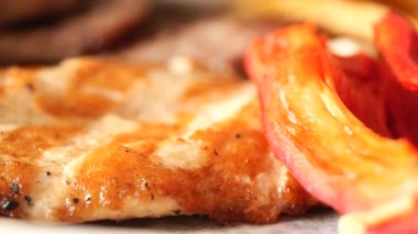 Tabakta ızgara tavuk dilimi .