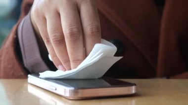 Adam el temizleme cep telefonu görüntüsü