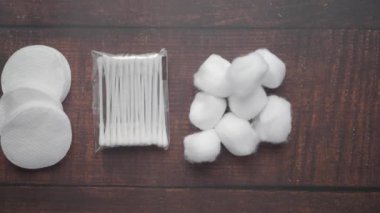 Plastik bir pakette kulak pamuğu çubuğu