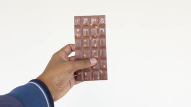  Elin çikolatalı şekeri tutuyor. .