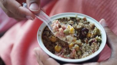 Kadınlar konserve bulguru pilavı yiyorlar .