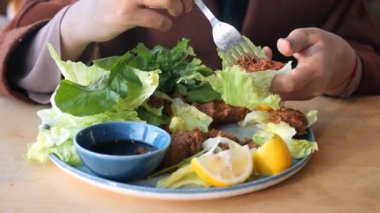 Çiğ köfte ya da sigara kofte. Geleneksel Türk mutfağı lezzetleri