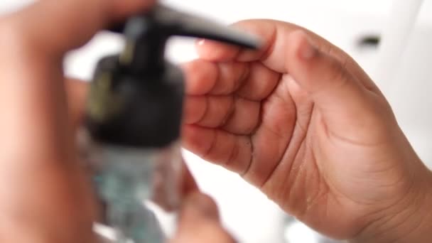 Derramando Líquido Lavagem Mão Mão Criança — Vídeo de Stock
