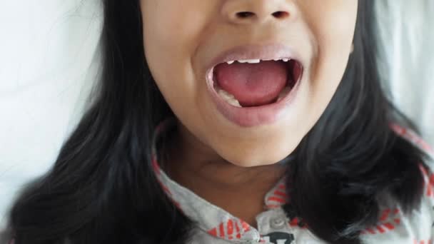 Nærbillede Barn Skrigende Derhjemme Slow Motion – Stock-video