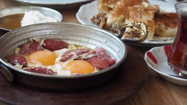 炒鸡蛋 与香肠或杂烩拌匀在锅里 — 图库视频影像