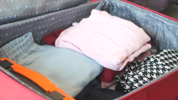 女人从行李中取出所有的衣服 — 图库视频影像