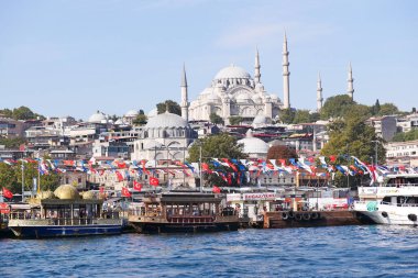 Galata Köprüsü 'ndeki tekne balığı lokantası Eminonu Altın Boynuzu İstanbul.