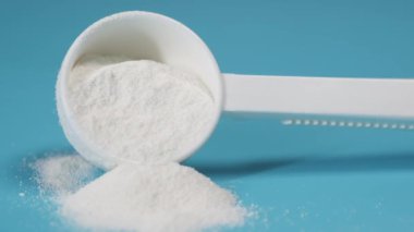 Arka planda bebek sütü tozu ve kaşığı kapat.