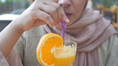 Bir bardak portakal suyu. ,