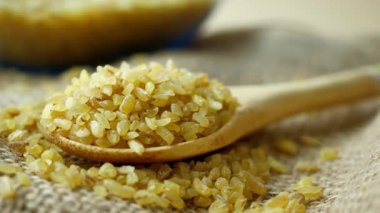 Tahta kaşıkta çiğ Bulgur Pirinci