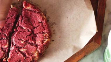  Kadınlar el gıcırtısı kırmızı kadife kurabiyeler.