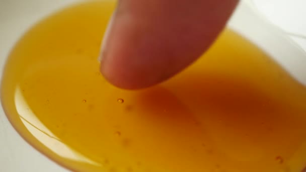 ホワイトバックグラウンドで孤立した蜂蜜 トップビュー 高品質の写真 — ストック動画
