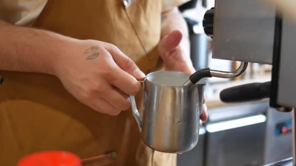 Bir Kafede Geç Saatte Kahve Yapmak — Stok video