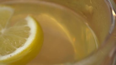 Bir fincan limon çayı. .