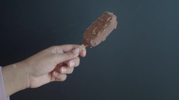 Kvinnor Hand Innehav Choklad Glass Svart Bakgrund — Stockvideo