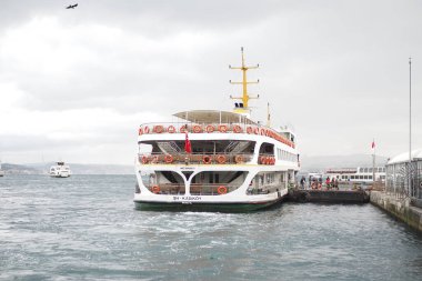 Türkiye İstanbul 18 Temmuz 2023. Boğaz 'da nakliye feribotu. Feribot yolcu taşır..