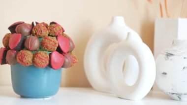 Masanın üzerindeki tabakta koyu çikolata. .