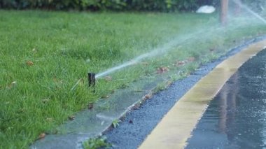  Otomatik sulama çimenleri, bahçe fıskiyeleri iş başında