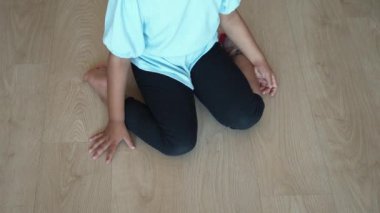  child sitting W posture on the floor 