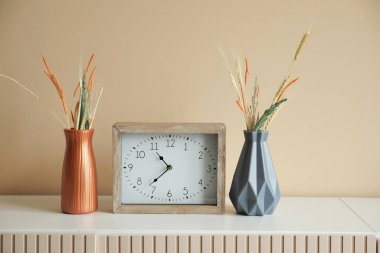 Masadaki basit modern saat .