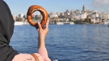 Türk Çöreği Simit masada ,