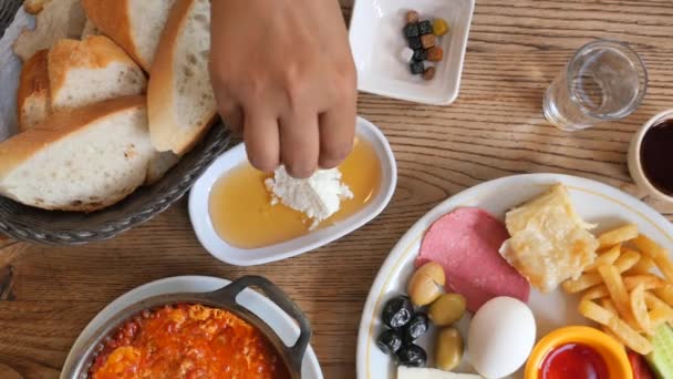 Blick Von Oben Auf Türkisches Frühstück — Stockvideo