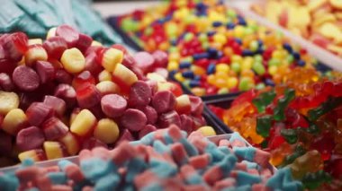 Renkli şeker dükkanında sergilenen tatlı jöle .