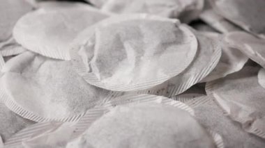 Masanın üzerindeki çay poşetlerinin yakınına. .