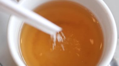 Limon çayına şeker dökme manzarası .