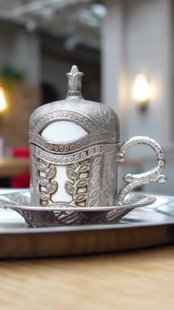 Ένα Φλιτζάνι Τούρκικο Καφέ Στο Τραπέζι — Αρχείο Βίντεο