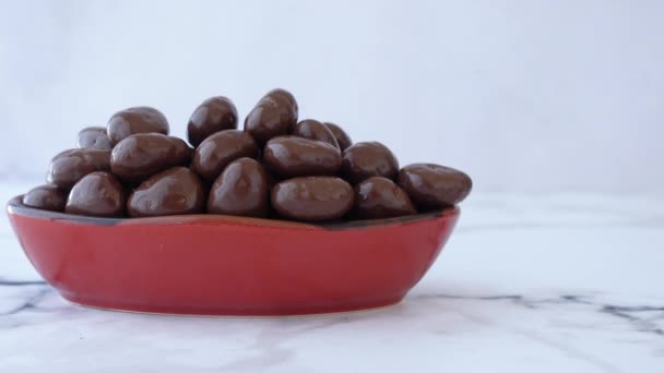ボウルに青と茶色の丸い形のチョコレート — ストック動画