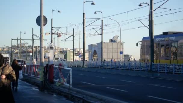 2023年6月1日 在埃米诺努的T1有轨电车 人们穿过马路 — 图库视频影像