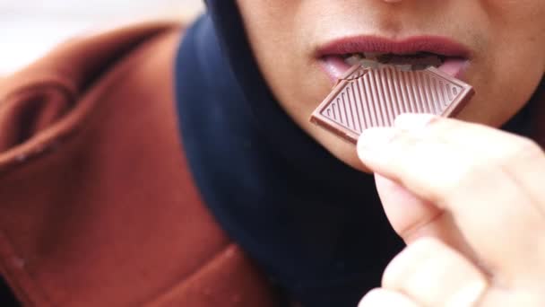 Крупный План Женщины Поедающей Шоколадные Конфеты — стоковое видео