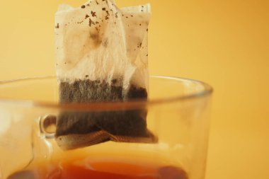 Masada yeşil çay ve çay poşeti var, kapatın.