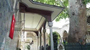 Hindi İstanbul 22 Mayıs 2023. Bir Eyüp Sultan camisinin duvarında Türk bayrağı .