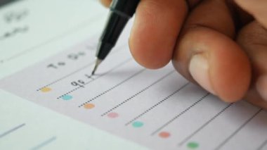 Masadaki günlük planlayıcıyı...