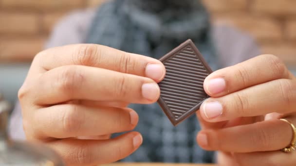 Femei Care Crapă Ciocolată Neagră Mâna — Videoclip de stoc