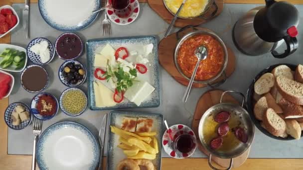 Blick Von Oben Auf Das Türkische Frühstück Auf Dem Tisch — Stockvideo