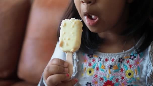 Ребенок Держит Мороженое — стоковое видео