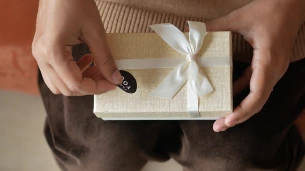 Hand Sätta Ett Tack Klistermärke Presentförpackning — Stockvideo