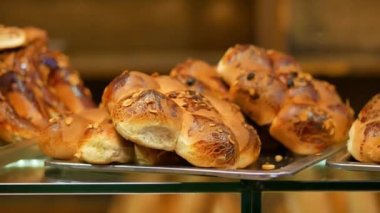 Rafta taze pişmiş çörek. 