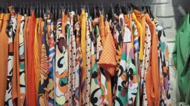 Renkli kadın giysileri satılık .